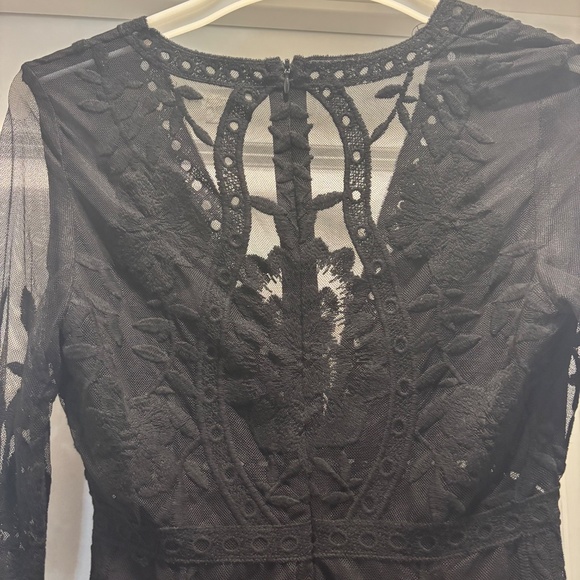 Honey Punch Black Embroidered Lace Long Sleeve V Neck Dress - Picture 10 of 11